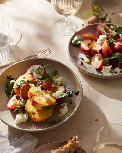 Perziken, basilicum en in limoen en chili gemarineerde feta