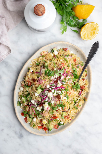 Griekse orzo salade